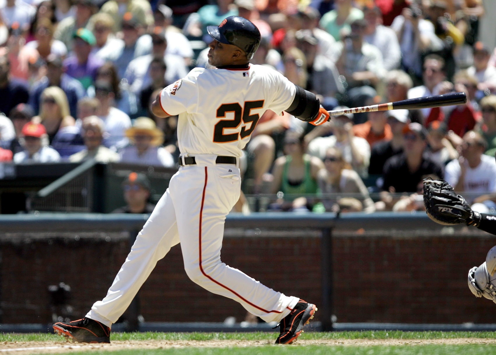 2006: Barry Bonds passes Babe Ruth with 715th home run